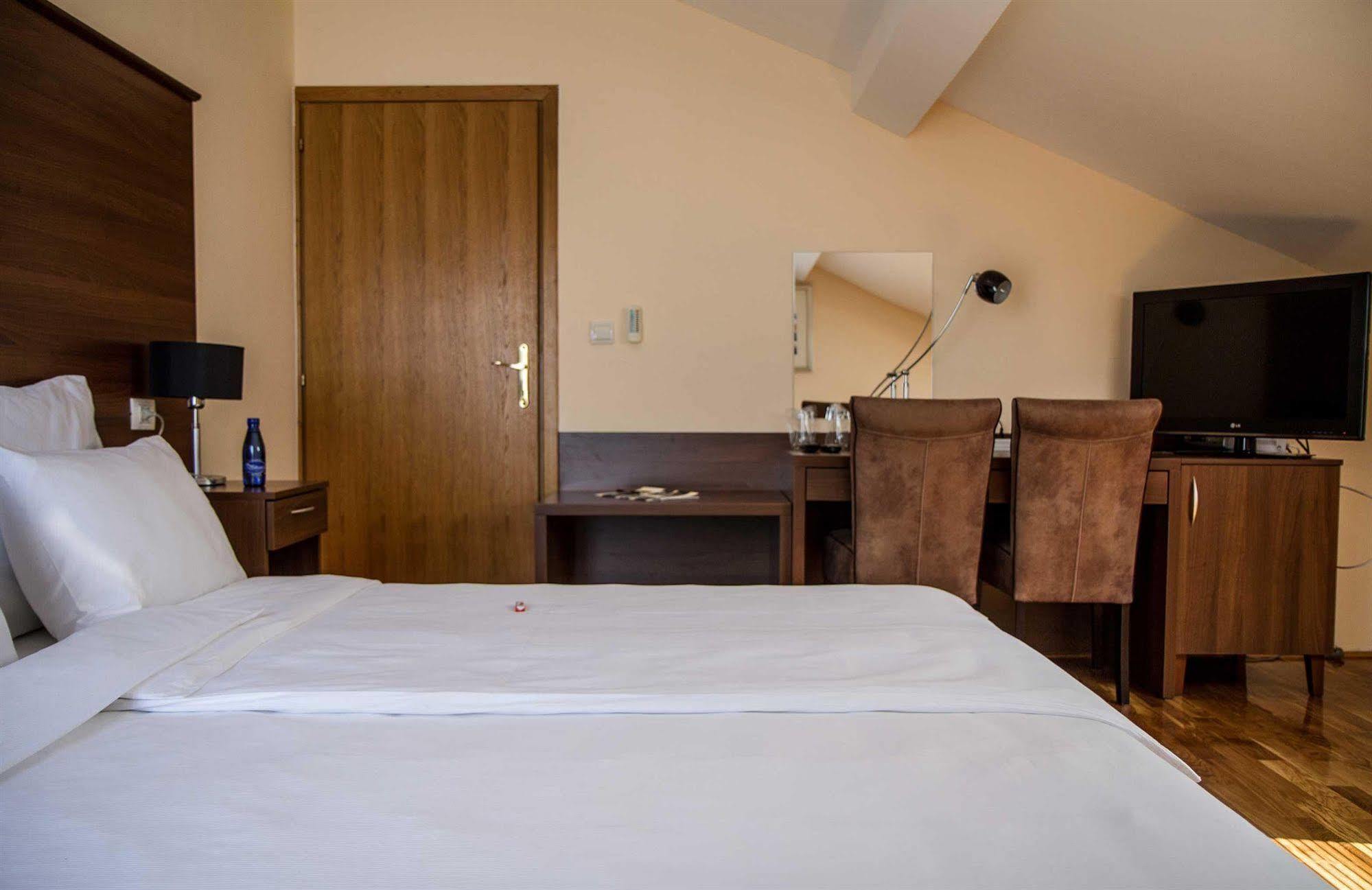 Hotel M Подгориця Екстер'єр фото